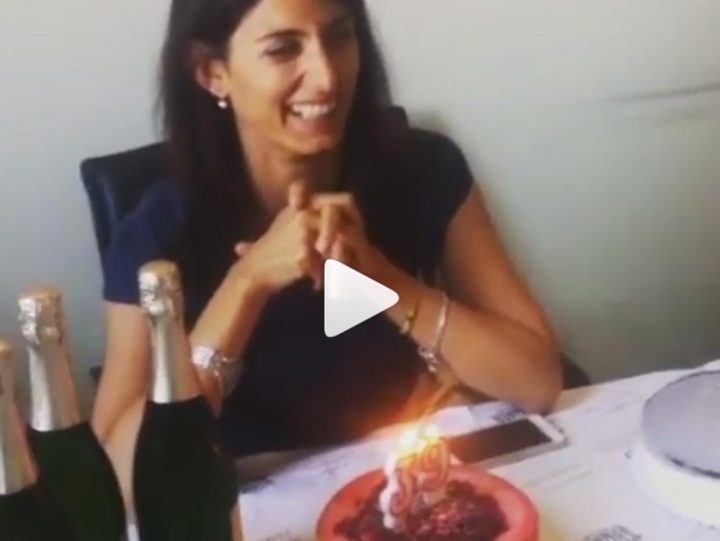 YOUTUBE Virginia Raggi spegne le candeline per i suoi 39 anni