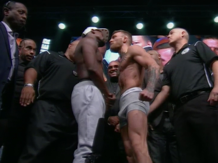 Conor McGregor "eccitato" alla pesata ufficiale: i boxer Calvin Klein non contengono...