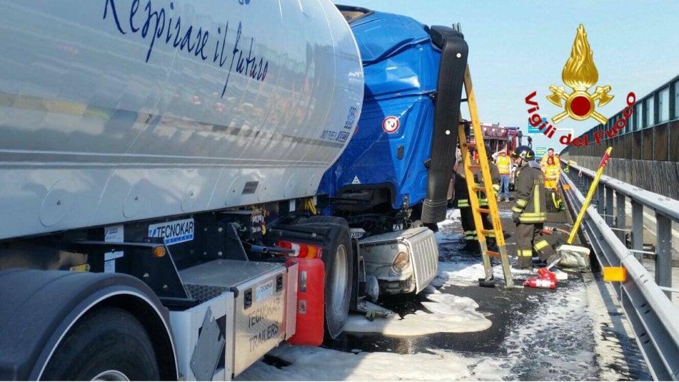 A4, schianto tra mezzi pesanti: un morto e autostrada chiusa