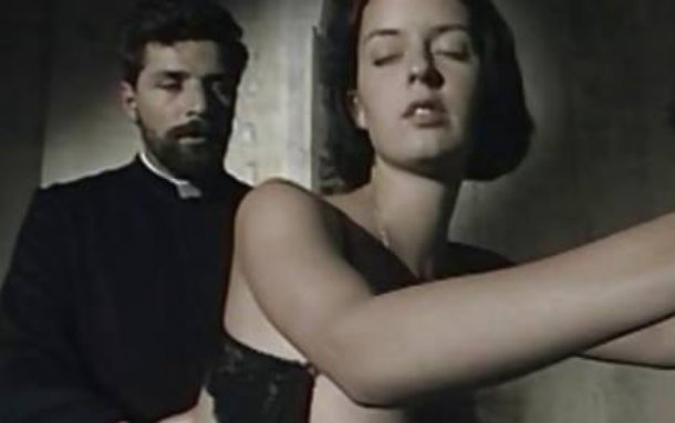 Asti, parroco va con le escort: loro lo ricattano, lui ruba i soldi delle offerte