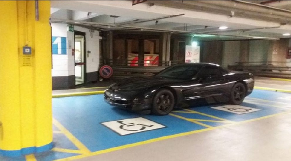 Bergamo, parcheggia la Corvette occupando due posti per disabili