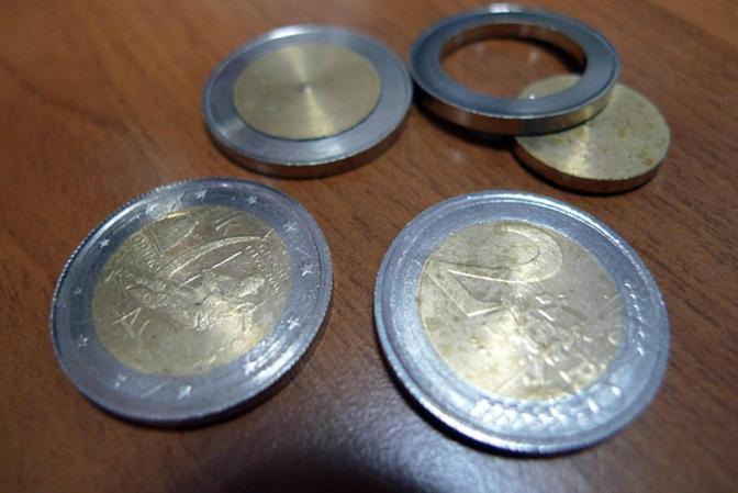 2 euro, una calamita: se attratti sono veri