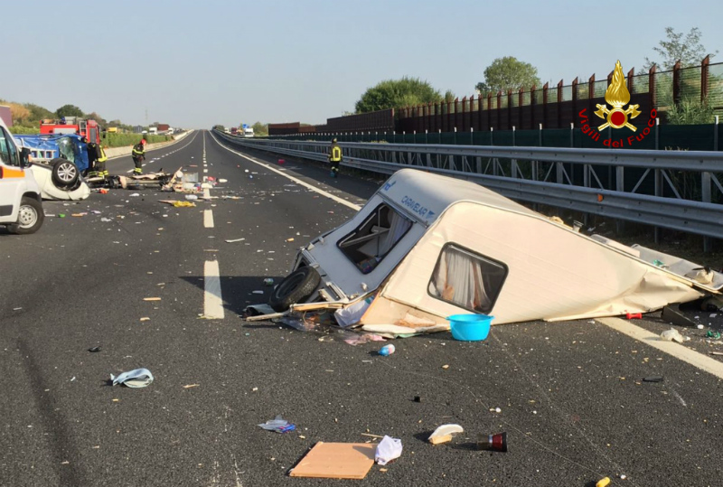 A14, schianto tra auto, roulotte e furgone tra Senigallia e Marotta
