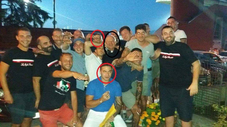 Lucca, foto col vescovo: gli ultras fanno il saluto romano
