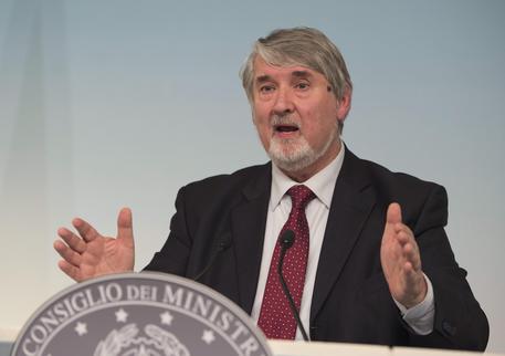 Bonus giovani, Poletti: "Ci sarà anche norma anti-licenziamenti"
