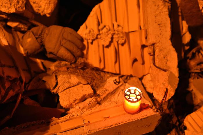 Amatrice, 249 rintocchi di campana e fiaccolata notturna ad un anno dal terremoto