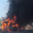 Bari, bus senza passeggeri in fiamme FOTO Autista lievemente ustionato