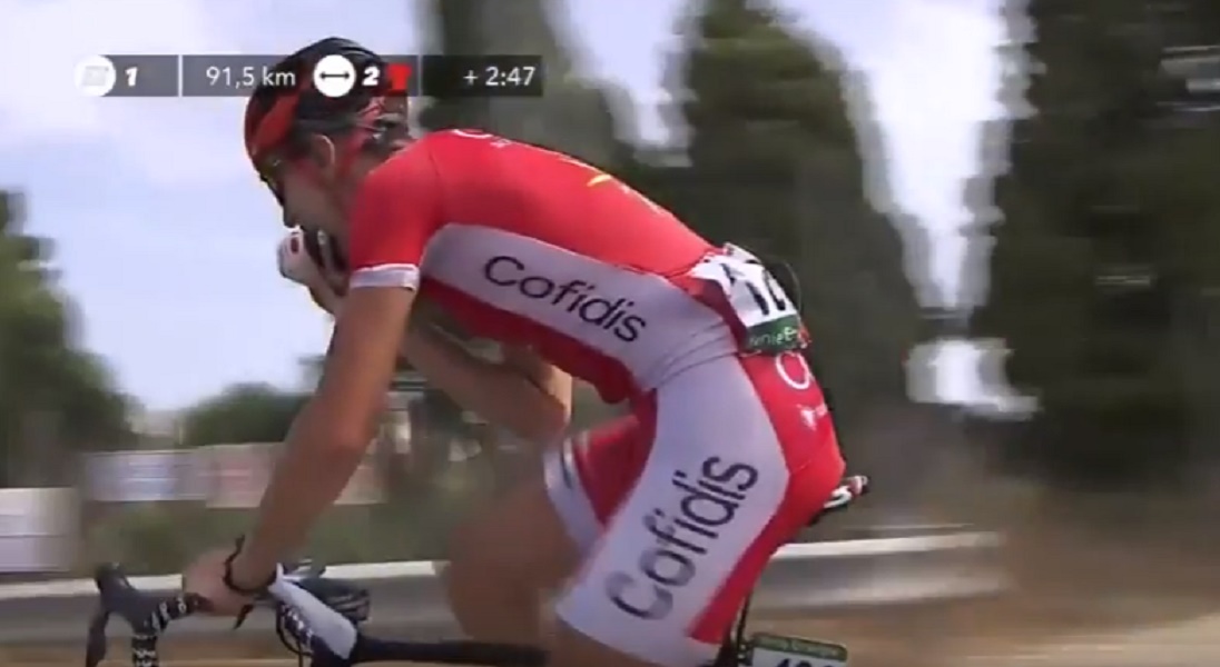 Ciclista si toglie sassolino dalla scarpa senza fermarsi