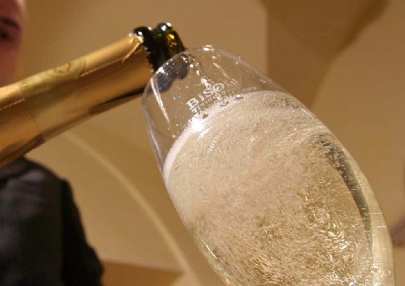 Guardian: "Inglesi non bevete prosecco, fa male ai denti". La furia di Zaia e Martina: "Fake news per..."