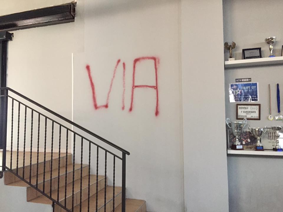 Roma Centocelle, scritte e disegni omofobi al Vanity Dance Studio