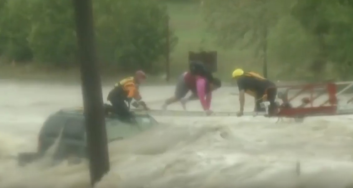 YOUTUBE Alluvioni in Texas, automobilista intrappolato viene salvato così