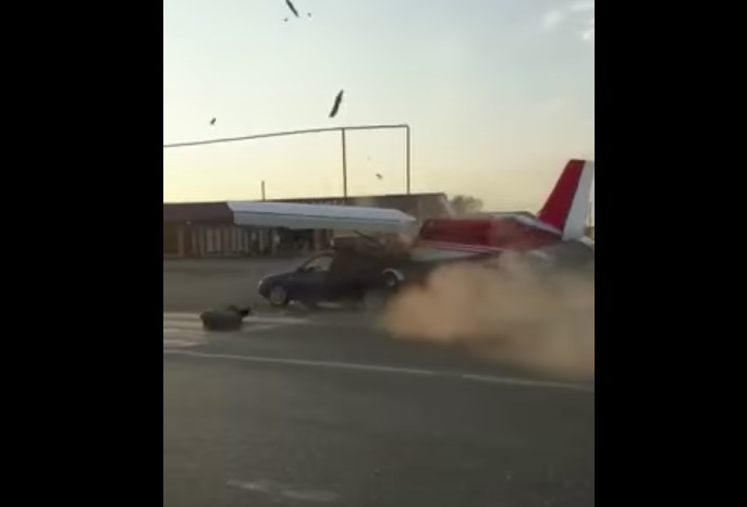 YOUTUBE Cecenia, sbaglia decollo: aereo finisce contro auto