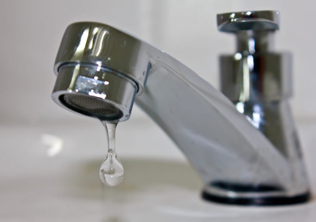 Trento, famiglia da 17 anni senza acqua corrente in casa: "Problema di pertinenze"