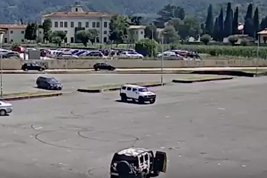 YOUTUBE Trescore (Bergamo), far west tra rom: spranghe, pugni e auto che si scontrano