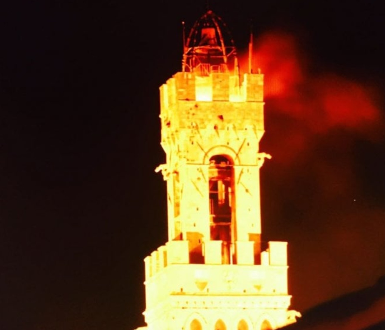 YOUTUBE Siena, incendio in piazza del Campo: si rovesciano le candele, a fuoco la Torre Mangia