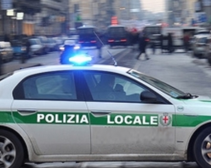 Milano, investe ciclista: aggredito a coltellate