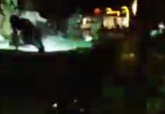 Roma, bagno nella fontana di piazza Navona - VIDEO