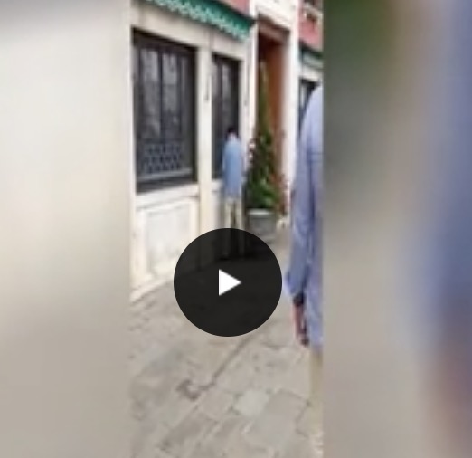 Venezia, fa pipì sul muro del celebre Hotel Danieli VIDEO