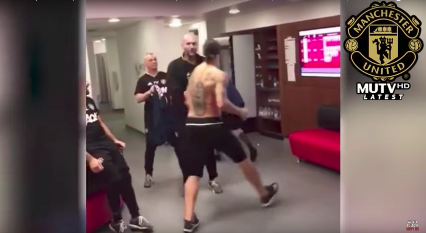 YouTube, Eric Bailly dà un calcio a Zlatan Ibrahimovic e poi scappa