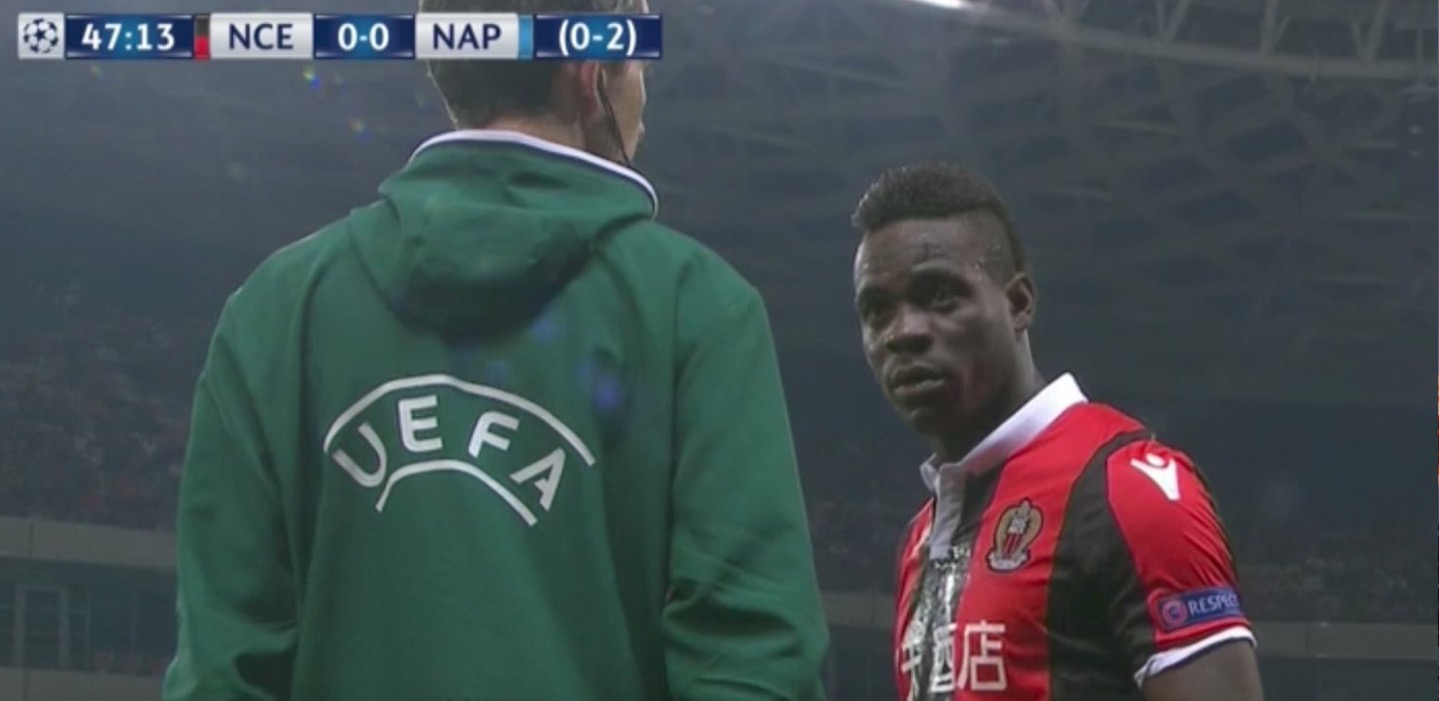Mario Balotelli litiga con quarto uomo, perde tempo e Napoli segna