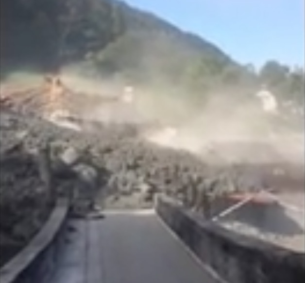 YOUTUBE Frana in Val Bregaglia: 200 sfollati, strada chiusa