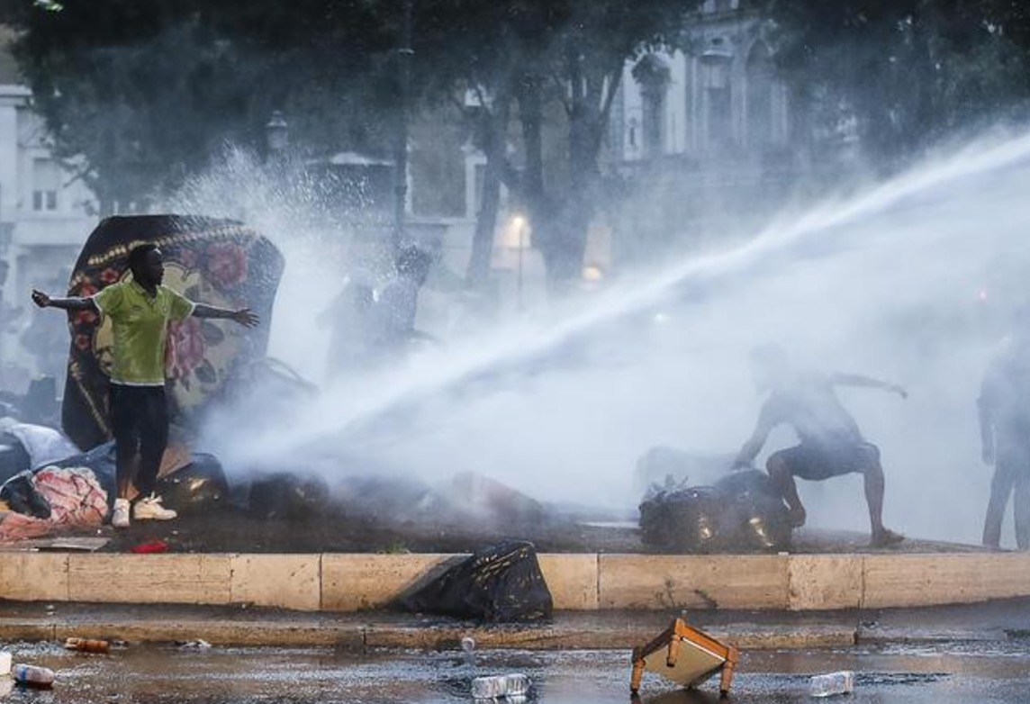Roma, profughi sgomberati. Poliziotto: "Se tirano qualcosa spaccategli un braccio" VIDEO