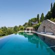 La villa si trova in Costa Azzurra, a Mougins