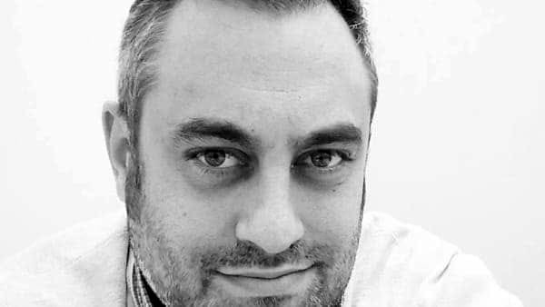 Milano, Volkswagen 181 perde ruota e colpisce motociclista: morto Vittorio Ramponi