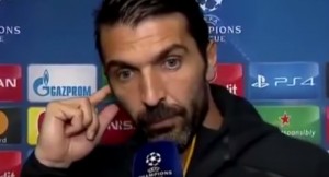 Buffon polemico: "VAR così non va, non è più calcio ma pallanuoto"