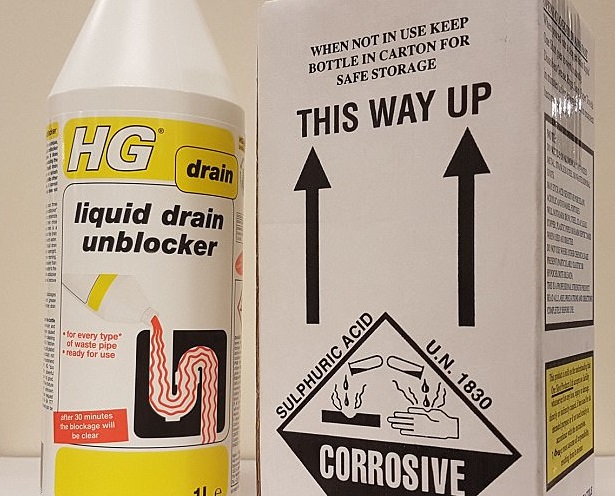 Londra, in Tribunale con bottiglietta? Devi sorseggiarla