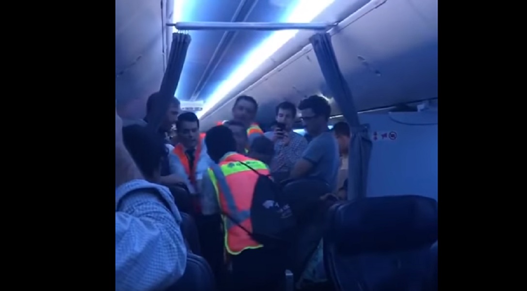 Passeggero ubriaco prende a calci e pugni assistenti di volo: aereo costretto ad atterraggio d'emergenza