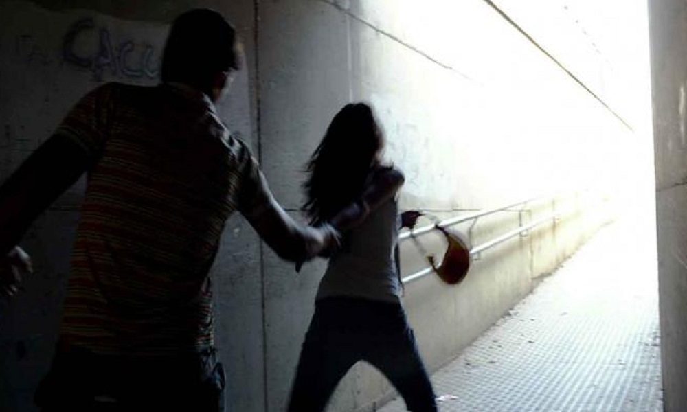 Trieste, la denuncia di una 24enne: "Sfregiata al volto con un coltello da tre uomini alla fermata del bus"