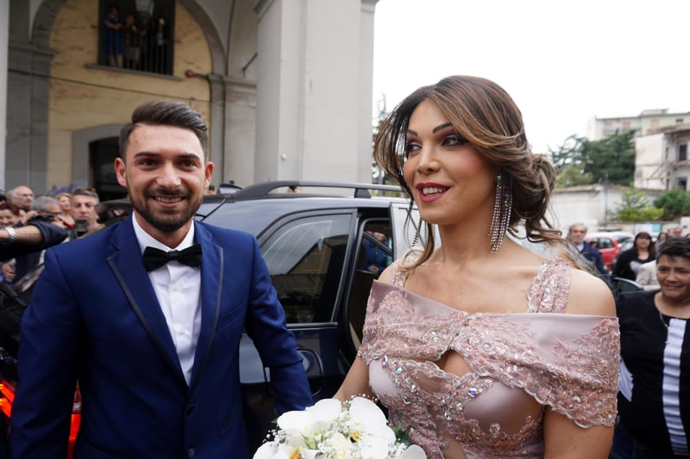 Castelfranco Veneto, lo sposo trans chiede di essere registrato come moglie. Caos all'anagrafe