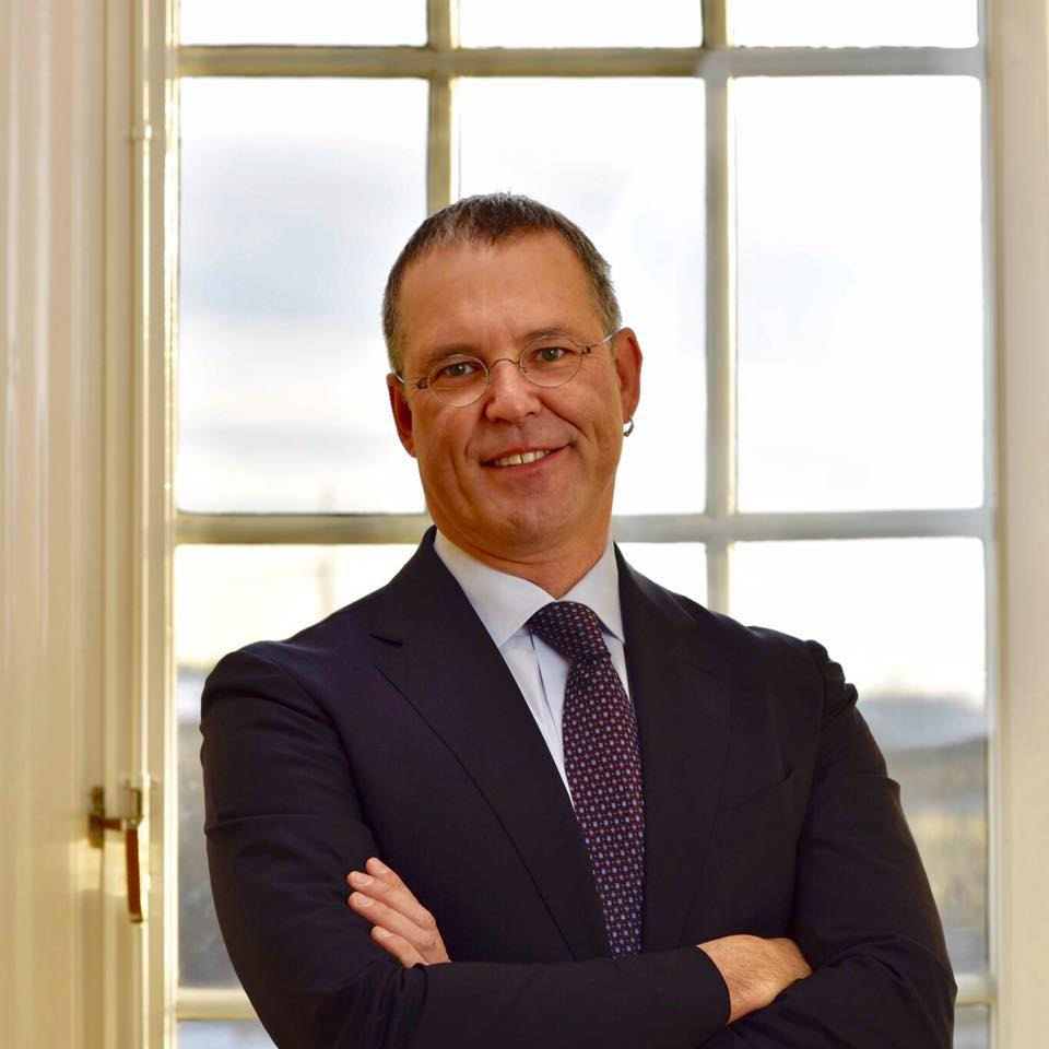 Svezia, l'ex ministro ubriaco si spoglia durante la festa e insulta le invitate