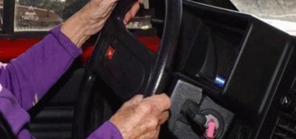 SCAMBIA FRENO PER ACCELERATORE: FINISCE IN TRAGEDIA