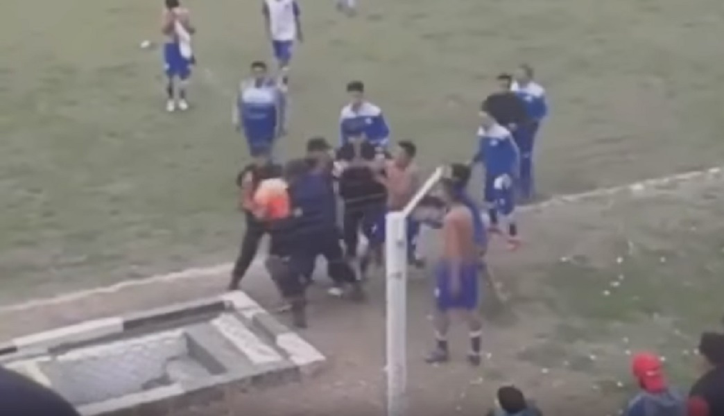 Arbitro preso a cazzotti e calci da un'intera squadra