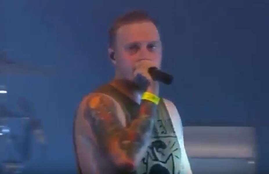 Cantante Architects ferma concerto: "Ti ho visto molestare una ragazza, è disgustoso"