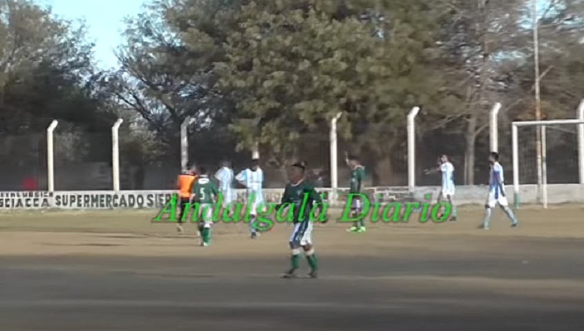 Argentina: arbitro fischia rigore, giocatore non ci sta e lo stende