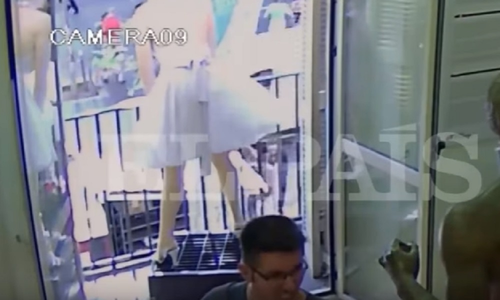 YOUTUBE Attentato Barcellona, video del furgone lanciato sulla Rambla a tutta velocità