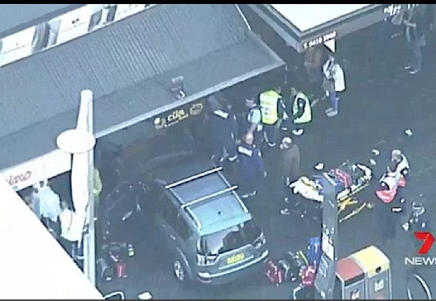 Auto impazzita finisce sulla folla a Sydney: sette feriti