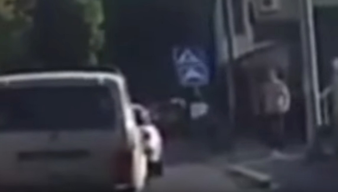 Ciclista supera auto e abbatte con la testa cartello stradale