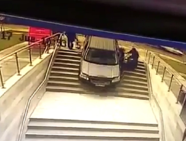 YOUTUBE Sbaglia entrata del parcheggio: finisce malissimo