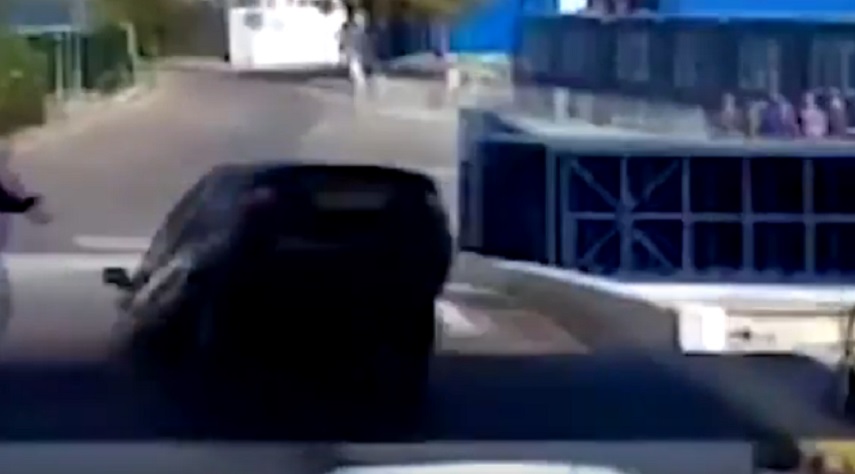 Crimea, automobilista è impaziente: accelera e finisce in mare dal traghetto