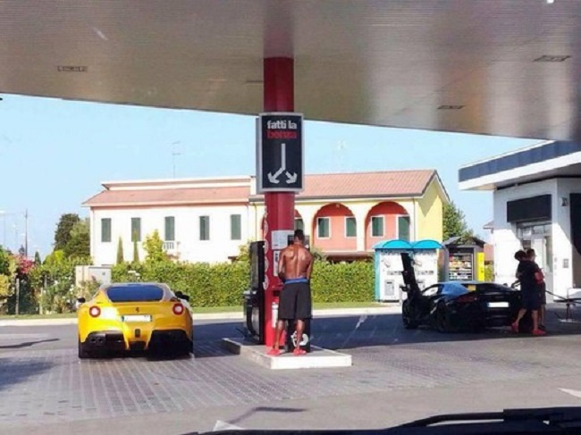 Balotelli in autostrada a 200 km orari: multa e 5 punti in meno sulla patente