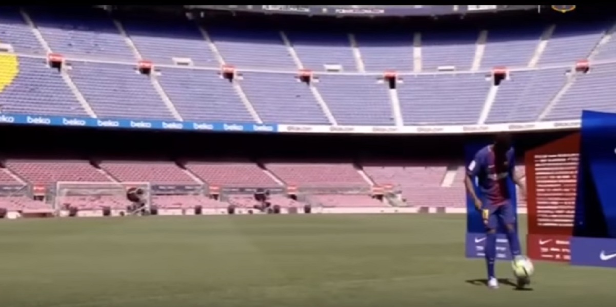 Barcellona presenta Dembelè: è costato 105 mln di euro ma palleggia come una p....