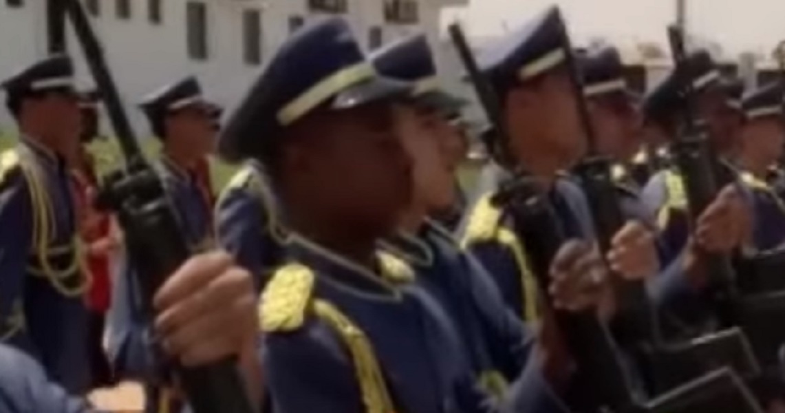 Boris Johnson a Bengasi: la banda suona l'inno britannico, la performance non è delle migliori