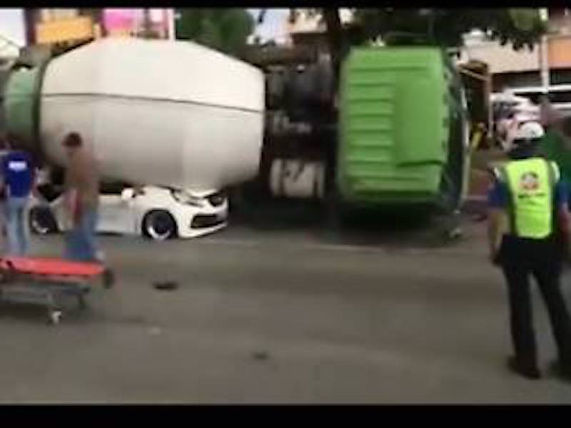 Betoniera si rovescia e schiaccia auto: una famiglia a bordo