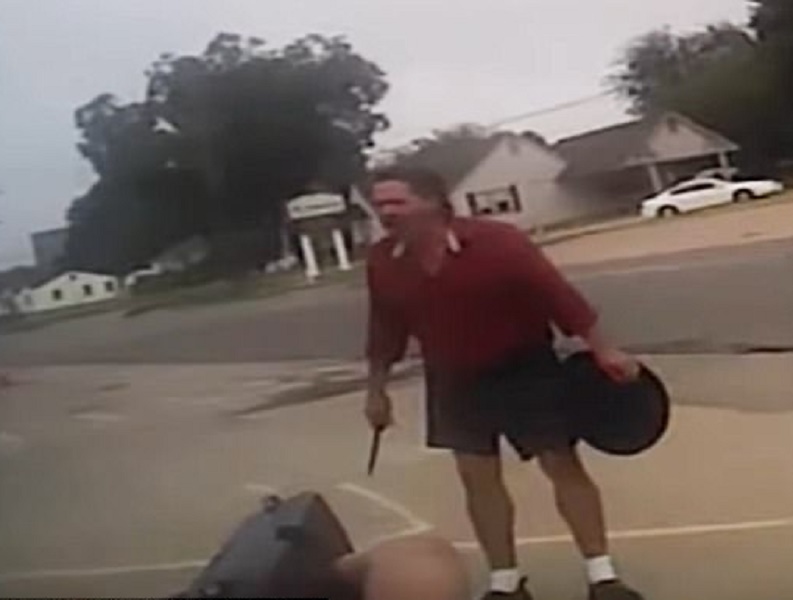 Oklahoma, uomo armato di coltello recita la Bibbia in strada: agente gli spara