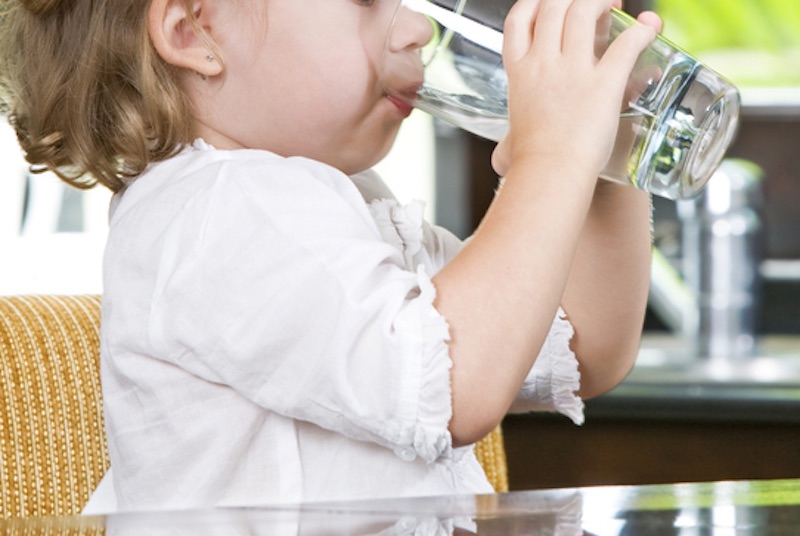 Bari, bimba beve acqua al banchetto di nozze. Forse era acido, è grave