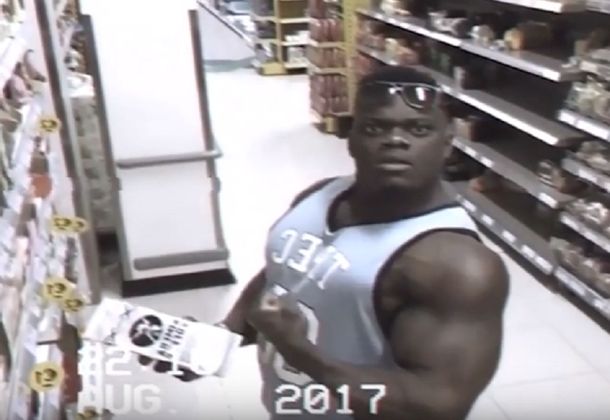 Bodybuilder vede la telecamera del negozio e....si mette a fare le pose